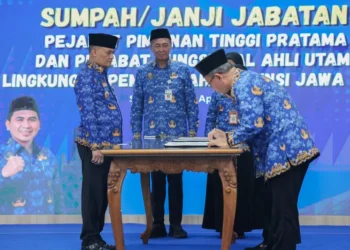 Gubernur Ahmad Luthfi melantik 27 pejabat Pemprov Jateng dan menegaskan birokrasi harus melayani masyarakat secara cepat dan profesional.