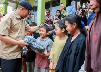 Gubernur Jateng Ahmad Luthfi meninjau pengungsian banjir Demak di Kecamatan Guntur, ia memastikan seluruh layanan dasar terpenuhi.