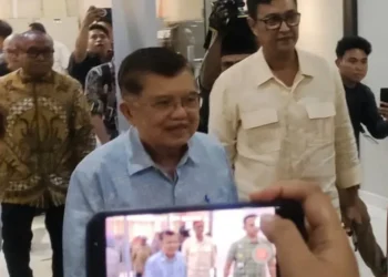 Jusuf Kalla (JK) laporkan dugaan pencemaran nama baik dan penyebaran hoaks ke Bareskrim Polri terkait tuduhan dana Rp5 miliar dalam polemik ijazah Jokowi.