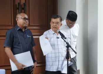 Jusuf Kalla (JK) membantah tudingan mendanai Roy Suryo dan pihak lain terkait isu ijazah Jokowi, akan melapor ke Bareskrim Polri.