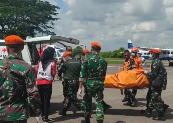 Delapan kru dan penumpang helikopter Airbus H130 PK-CFX yang jatuh di hutan Sekadau ditemukan meninggal dunia dan dievakuasi ke RS Bhayangkara Pontianak.