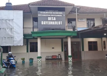 Banjir akibat luapan Sungai Citarum masih merendam Dayeuhkolot, Kabupaten Bandung, sebanyak 19.408 jiwa terdampak.