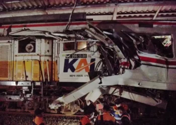 Tabrakan KA Argo Bromo Anggrek dan KRL Commuter Line di Stasiun Bekasi Timur menyebabkan 7 orang meninggal, 81 luka-luka, dan 3 korban masih terperangkap dalam kereta.