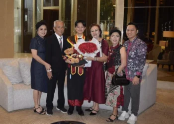 Marco Antonio, wisudawan Program Studi S1 Manajemen UBAYA, mencatat 1.000 jam mengajar dan menembus jurnal internasional bereputasi.