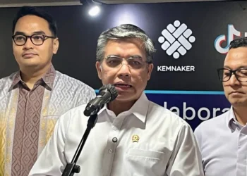 Menaker Yassierli menyiapkan 'kado' kejutan untuk buruh menjelang May Day 2026 di tengah isu PHK, sementara KSPI mendorong sejumlah tuntutan ketenagakerjaan.