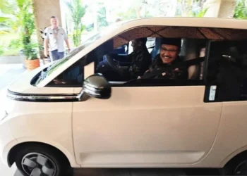 Mensos Saifullah Yusuf (Gus Ipul) mewajibkan pegawai Kemensos naik transportasi umum atau kendaraan listrik setiap Kamis guna efisiensi anggaran BBM.
