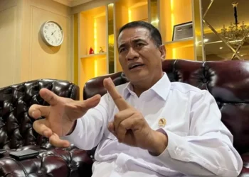 Mentan Andi Amran Sulaiman mengumumkan ekspor produk unggas Indonesia tembus Rp18,2 miliar per Maret 2026 sebagai bukti surplus produksi nasional.