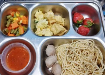BGN menanggung biaya korban keracunan MBG di Duren Sawit dan menghentikan operasional SPPG Pondok Kelapa 2 akibat dugaan makanan tidak segar.