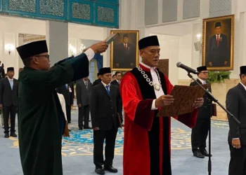 Presiden Prabowo Subianto menyaksikan pengucapan sumpah Liliek Prisbawono Adi sebagai Hakim MK menggantikan Anwar Usman yang memasuki masa pensiun.