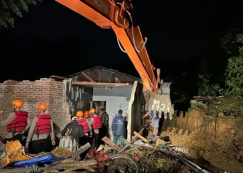 Longsor di Sembahe Deli Serdang, Sumatra Utara, menyebabkan 5 orang meninggal dan 6 rumah rusak berat.