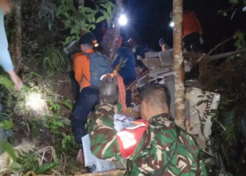 TNI AD mengerahkan 209 personel untuk membantu evakuasi helikopter Airbus H130 yang jatuh di hutan Sekadau, Kalimantan Barat.