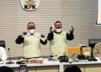 KPK menyita Rp335,4 juta dan 4 sepatu Louis Vuitton dalam OTT Bupati Tulungagung.