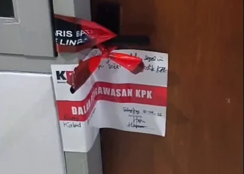 KPK menyegel sejumlah ruangan di Dinas PUPR Tulungagung usai OTT Bupati Gatut Sunu Wibowo.