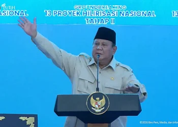 Presiden Prabowo Subianto meresmikan groundbreaking 13 proyek hilirisasi tahap II senilai Rp116 triliun di Cilacap.