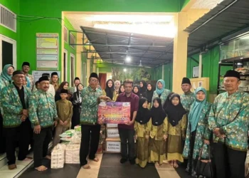 FIFGROUP Cabang Pati serahkan bantuan sosial kepada Panti Asuhan Al Khidmah dalam rangkaian Halalbihalal Idulfitri 1447 H sebagai wujud CSR perusahaan.