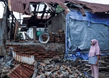 Gempa Flores Timur menyebabkan 1.313 warga mengungsi dan 238 rumah rusak.