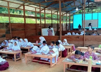 Sebanyak 220 siswa SD dan SMP di Nagan Raya, Aceh masih belajar di tenda darurat pascabanjir.