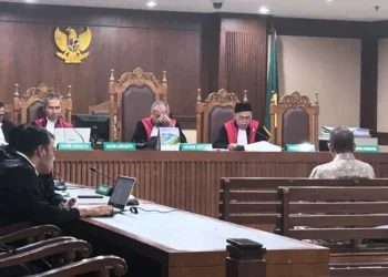 Mantan Sekretaris MA Nurhadi divonis 5 tahun penjara atas kasus gratifikasi Rp137 miliar dan pencucian uang Rp308 miliar oleh hakim Pengadilan Tipikor Jakarta.