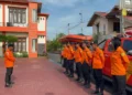 Helikopter PK-CFX Hilang Kontak di Sekadau, SAR Pontianak Kerahkan 20 Personel 3 SAR Pontianak mengerahkan 20 personel untuk mencari helikopter PK-CFX yang hilang kontak di wilayah pedalaman Sekadau, Kalbar, saat menuju Pontianak.