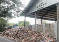 Sampah di TPS 3R Pulogebang Meluber ke Bahu Jalan, Warga Khawatir Ancaman Penyakit 3 Sampah di TPS 3R Pulogebang yang meluber ke bahu jalan meresahkan warga karena bau menyengat dan ancaman penyakit seperti DBD dan diare.