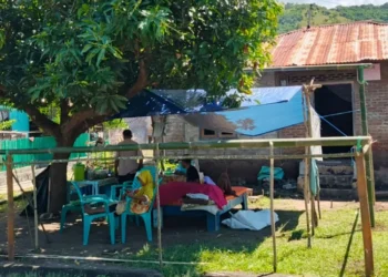 Warga Flores Timur masih trauma pascagempa M4,7 dan memilih tidur di luar rumah.