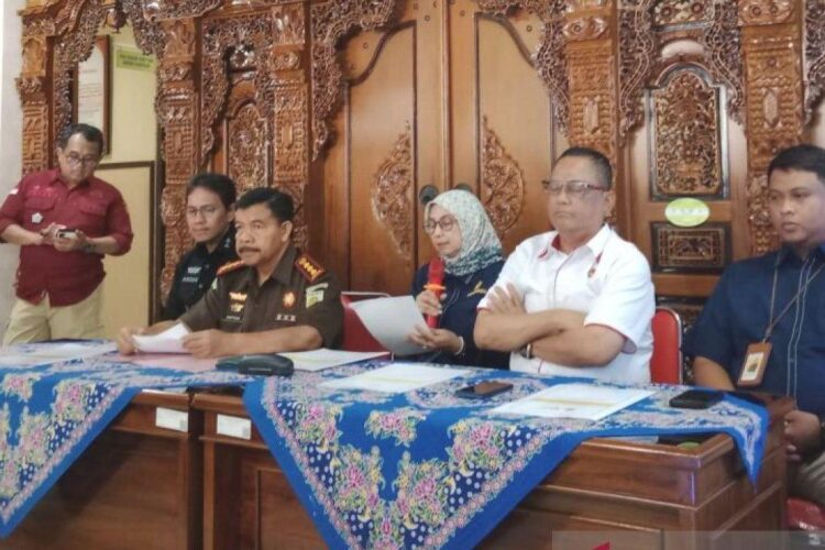 Direktur Properti di DIY Jadi Tersangka Penggelapan Pajak Rp768 Juta 1 Ilustrasi - Pejabat Kejaksaan Negeri Yogyakarta bersama Kanwil DJP DIY
memberikan keterangan pers terkait pelimpahan dua tersangka tindak pidana
perpajakan di Kantor Kejari Yogyakarta, Rabu (26/11/2025). (ANTARA/LINGKAR NETWORK)