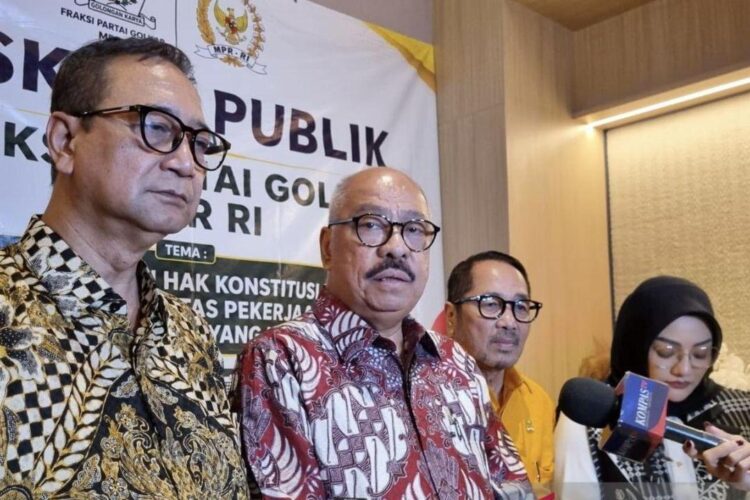 Ketua Fraksi Partai Golkar MPR RI Melchias Markus Mekeng (kedua kiri) memberi
keterangan kepada pers usai diskusi publik bertajuk Implementasi Hak
Konstitusional Warga Negara atas Pekerjaan dan Penghidupan yang Layak di
Tangerang Selatan, Banten, Senin (25/5/2026). ANTARA/Fath Putra Mulya