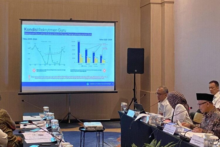 Wakil Menteri Pendidikan Dasar dan Menengah Atip Latipulhayat (kanan) dalam
diskusi publik bertajuk Implementasi Hak Konstitusional Warga Negara atas
Pekerjaan dan Penghidupan yang Layak di Tangerang Selatan, Banten, Senin
(25/5/2026). ANTARA/LINGKAR NETWORK.