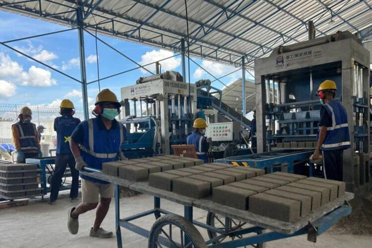 Napi Lapas Tangerang Olah Limbah Jadi 10.000 Paving Block Tiap Hari 1 Warga binaan pemasyarakatan (WBP) Lapas Kelas I Tangerang memproduksi paving
block melalui program unggulan Jawara Beton, di Tengerang, Banten, Selasa
(26/5/2026). ANTARA/LINGKAR NETWORK