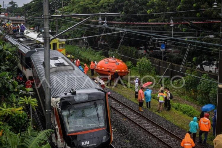 Petugas melihat kondisi rangkaian kereta api (KA) Bandara Soekarno-Hatta yang
anjlok di Poris, Kota Tangerang, Banten, Jumat (20/2/2026). Kereta api Bandara
Soekarno-Hatta tersebut mengalami anjlok setelah menabrak truk di pelintasan
sebidang JPL 21 sehingga menutup akses jalan dan membuat rute perjalanan KRL
terganggu. ANTARA FOTO/LINGKAR NETWORK.