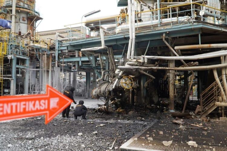 Polisi melakukan penyelidikan dan olah TKP terkait insiden ledakan yang terjadi
di PT Merak Chemical Indonesia (MCCI), Kota Cilegon, Banten. (ANTARA/HO-LINGKAR NETWORK)