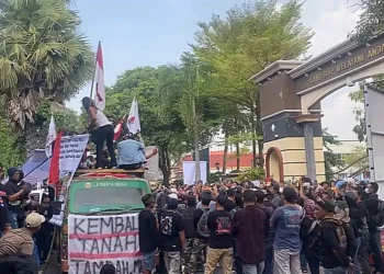 Ratusan massa AMPB menggelar demo di depan Polresta Pati menuntut kepastian hukum kasus pembunuhan, sengketa lahan, hingga kasus kriminal yang belum tuntas.