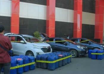 Dua oknum polisi di NTT ditetapkan tersangka kasus penyalahgunaan BBM bersubsidi. Polda NTT ungkap 27 kasus dengan potensi kerugian negara Rp10,16 miliar.