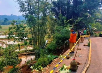 Hujan deras memicu longsor dan pergerakan tanah di Dayeuhluhur, Cilacap. Enam rumah rusak, empat titik jalan putus, dan empat KK mengungsi.