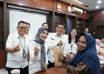 Pemkab Serang menyalurkan bantuan sosial Usaha Ekonomi Produktif (UEP) kepada 1.309 warga untuk mendorong kemandirian dan memperkuat ekonomi keluarga.