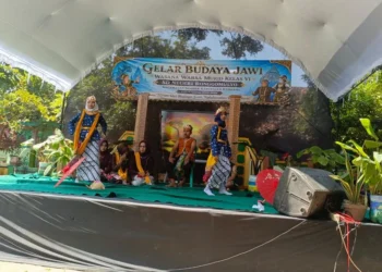 SD Negeri Ronggomulyo Rembang mengadakan kegiatan wisuda 22 siswa Kelas VI dengan Gelar Budaya Jawi yang dimeriahkan dengan pentas seni ketoprak.