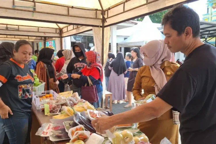 Pemkab Sumedang Gelar Pangan Murah, Kendalikan Inflasi Jelang Iduladha 1 Pemkab Sumedang menggelar pangan murah jelang Iduladha 1447 Hijriah demi mengendalikan inflasi dan membantu warga mendapatkan sembako terjangkau.