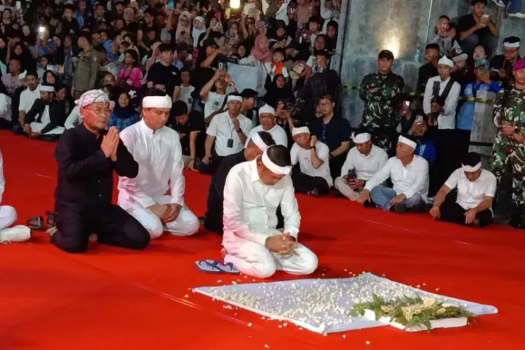 Dedi Mulyadi: Kirab Mahkota Binokasih Hubungkan Sejarah dan Masa Depan Jabar 1 Gubernur Jawa Barat Dedi Mulyadi menyebut Kirab Mahkota Binokasih di Cirebon menjadi upaya menghubungkan sejarah Pajajaran dengan pembangunan masa depan Jabar.