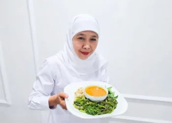 Gubernur Jatim Khofifah Indar Parawansa bangga pecel khas Jatim masuk peringkat ketujuh daftar 100 Salad Terbaik di Dunia 2026 versi TasteAtlas.