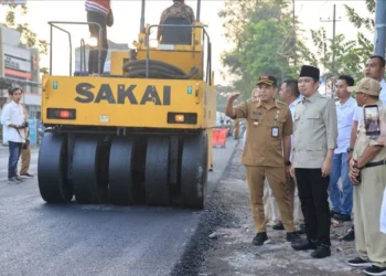 Bupati Jember Gus Fawait meninjau langsung progres perbaikan jalan provinsi yang rusak di Kecamatan Kencong pada Senin (4/5/2026).