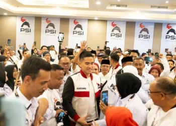Kaesang Pangarep melantik pengurus PSI se-NTB di Mataram dan meminta kader belajar dari senior untuk memperkuat struktur menuju Pemilu 2029.
