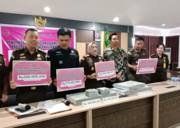 Kejari Lombok Tengah pulihkan Rp1,4 miliar kerugian negara dari kasus korupsi melalui lelang aset dan pengembalian uang pengganti terpidana.