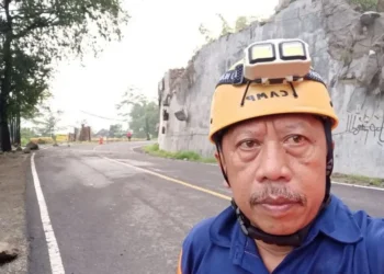 Tebing longsor di KM 16 Nglinggis, Trenggalek, menyebabkan jalur Trenggalek–Ponorogo ditutup sementara.
