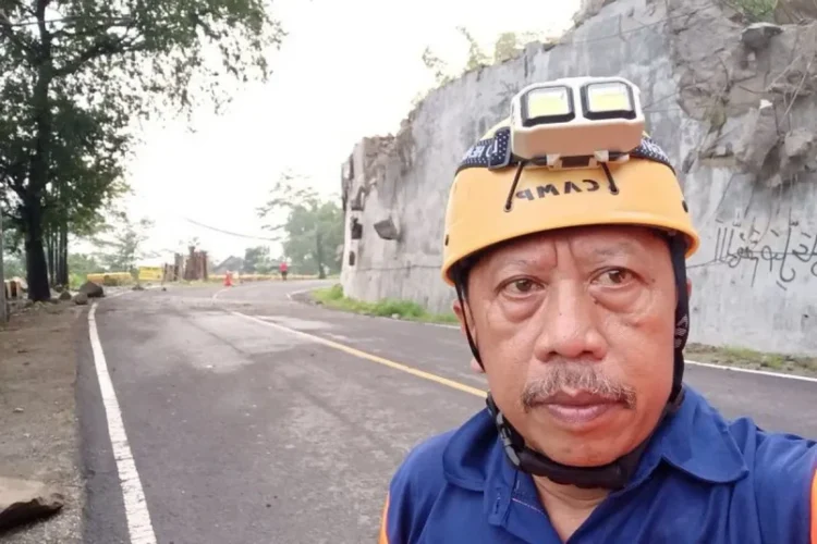 Tebing longsor di KM 16 Nglinggis, Trenggalek, menyebabkan jalur Trenggalek–Ponorogo ditutup sementara.