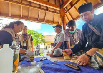 Museum Negeri NTB mengedukasi warga desa tentang perawatan artefak dan benda pusaka untuk menjaga warisan budaya sekaligus mendorong ekonomi lokal.