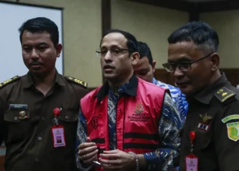 Mantan Mendikbudristek Nadiem Makarim resmi jadi tahanan rumah terkait kasus korupsi Chromebook, dipasangi gelang detektor dan wajib lapor dua kali seminggu.