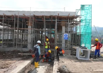 Menteri PU Dody Hanggodo meninjau pembangunan Sekolah Rakyat Cilacap di Majenang dan memastikan penanganan drainase serta percepatan konstruksi berjalan optimal.