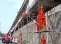 Pemkot Jaktim menata kolong flyover Pasar Rebo menjadi sasana tinju dan arena skateboard untuk mencegah tawuran remaja dan mendukung olahraga.