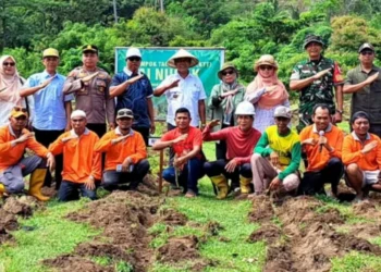 Pemkab Sumbawa Barat luncurkan gerakan tanam rumput gajah untuk perkuat agribisnis sapi.