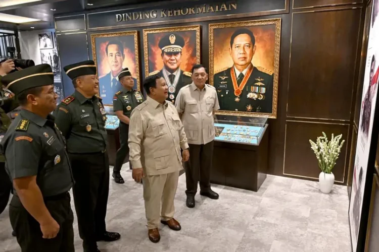 Prabowo Resmikan Museum dan Perpustakaan Seskoad di Bandung, Lahirkan 6 Pemimpin Bangsa 1 Presiden Prabowo Subianto meresmikan renovasi Museum dan Perpustakaan Seskoad di Bandung, lembaga yang melahirkan enam pemimpin bangsa dan empat KSAD Singapura.